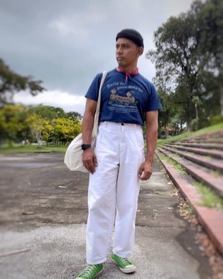 С чем носить темно-синюю футболку с принтом мужчине