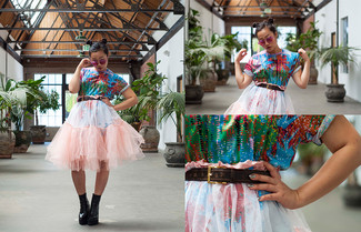 С чем носить темно-синюю футболку с принтом женщине