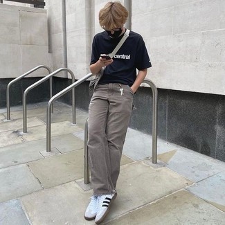 С чем носить темно-синюю футболку с принтом мужчине