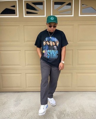 С чем носить темно-синюю футболку с принтом мужчине