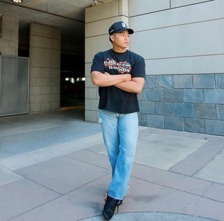 С чем носить темно-синюю футболку с принтом мужчине