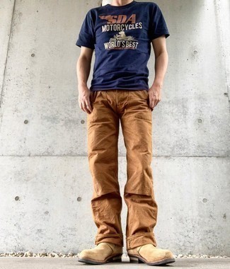 С чем носить темно-синюю футболку с принтом мужчине