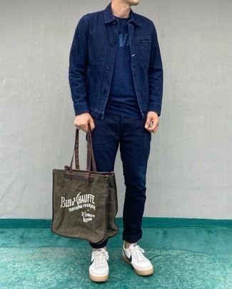 С чем носить темно-синюю футболку с принтом мужчине