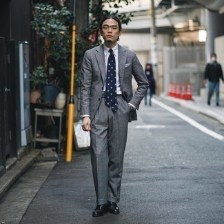 С чем носить темно-синий галстук с принтом мужчине