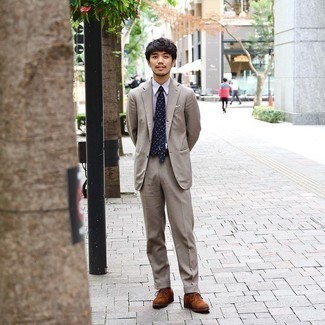 С чем носить темно-синий галстук с принтом мужчине