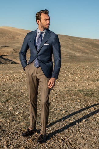 С чем носить темно-синий галстук с принтом мужчине