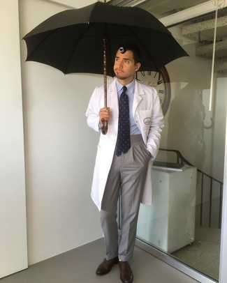 С чем носить темно-синий галстук с принтом мужчине