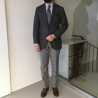 С чем носить темно-синий галстук с принтом мужчине