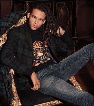 С чем носить темно-синюю водолазку с принтом мужчине