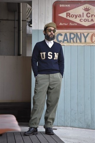 С чем носить темно-синий свитер с v-образным вырезом с принтом мужчине