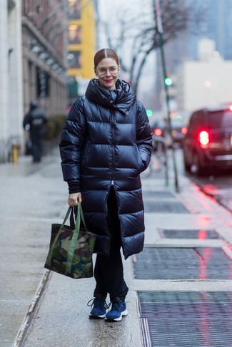 Какие джинсы носить с темно-синим пуховиком женщине