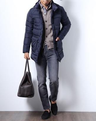 Какие лоферы носить с темно-синим пуховиком мужчине