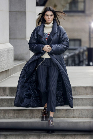 Какие лоферы на платформе носить с темно-синим пуховиком