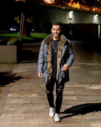Как носить темно-синий пуховик с белыми низкими кедами мужчине