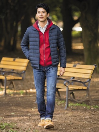 Какие повседневные ботинки носить с темно-синей курткой-пуховиком мужчине