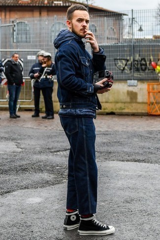 Какие джинсовые куртки носить с темно-синей курткой-пуховиком мужчине