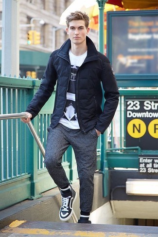 Какие высокие кеды носить с темно-синей курткой-пуховиком мужчине