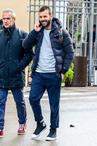 Какие высокие кеды носить с темно-синей курткой-пуховиком мужчине