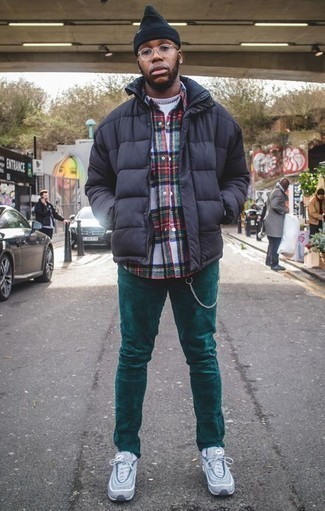 С чем носить темно-синюю куртку-пуховик мужчине