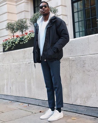 С чем носить темно-синюю куртку-пуховик мужчине