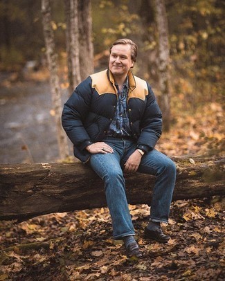 С чем носить темно-синюю куртку-пуховик мужчине