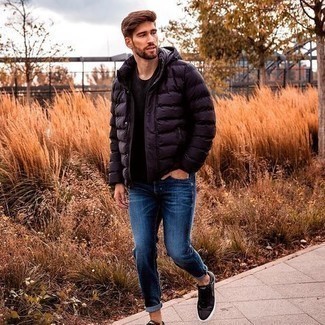 С чем носить темно-синюю куртку-пуховик мужчине