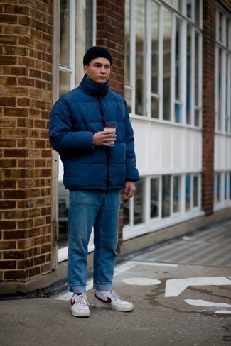 С чем носить темно-синюю куртку-пуховик мужчине