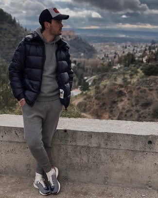 С чем носить темно-синюю куртку-пуховик мужчине