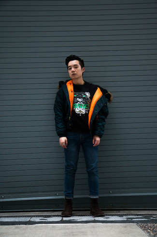 Как носить темно-синюю куртку-пуховик с темно-синими джинсами мужчине