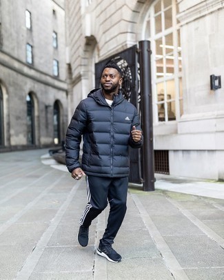 Какие спортивные штаны носить с темно-синей курткой-пуховиком мужчине