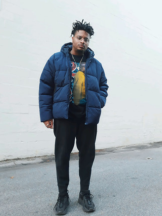 Какие спортивные штаны носить с темно-синей курткой-пуховиком мужчине