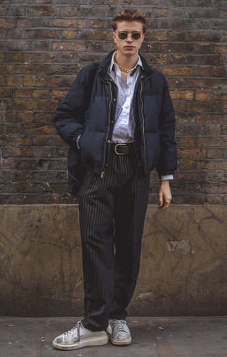 Как носить темно-синюю куртку-пуховик с белыми кожаными низкими кедами мужчине