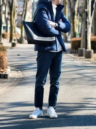 Как носить темно-синюю куртку-пуховик с белыми кожаными низкими кедами мужчине