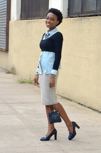 Какие джинсовые рубашки носить с темно-синими туфлями