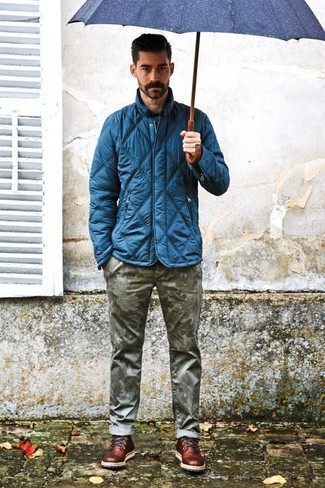 Как носить темно-синий стеганый бомбер с оливковыми брюками чинос