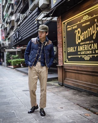 С чем носить темно-синюю стеганую куртку мужчине