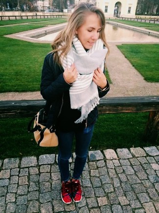 С чем носить темно-синюю стеганую куртку женщине