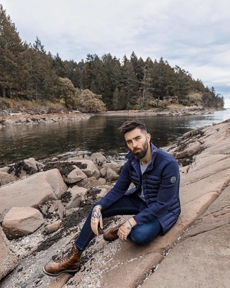 Как носить темно-синюю стеганую куртку-рубашку с темно-синими джинсами мужчине