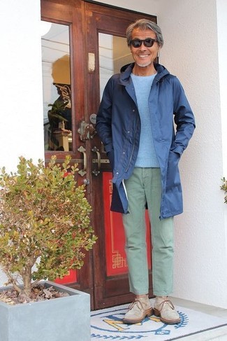 Как носить темно-синий дождевик с бежевыми замшевыми ботинками дезертами