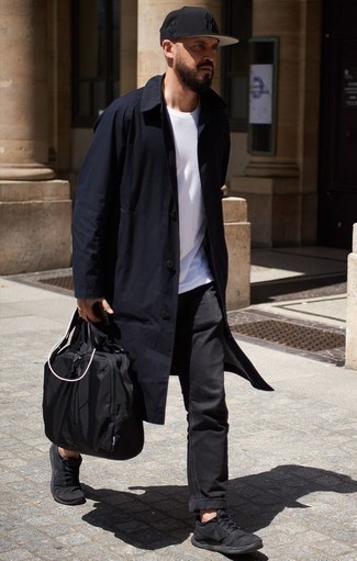 Как носить темно-синий дождевик с черными джинсами мужчине