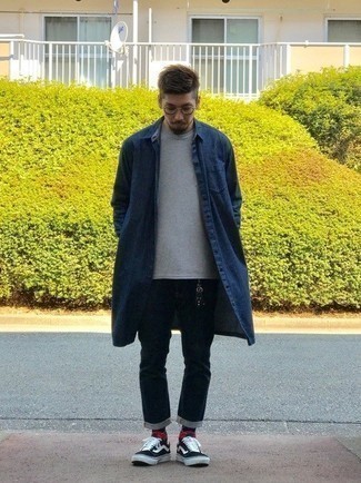 Как носить темно-синий дождевик с черными джинсами мужчине