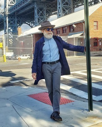 Как носить темно-синий дождевик с черными замшевыми повседневными ботинками мужчине