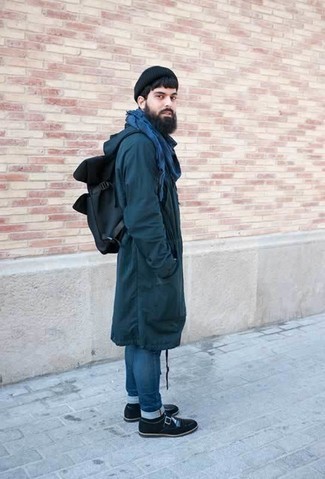 Как носить темно-синий дождевик с синими джинсами мужчине