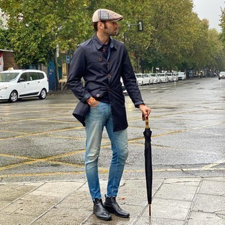 Как носить темно-синий дождевик с синими джинсами мужчине