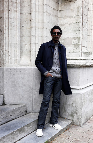 Как носить темно-синий дождевик с синими джинсами мужчине