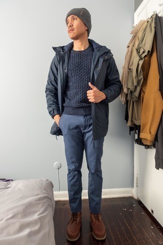 Как носить темно-синий дождевик с коричневыми кожаными повседневными ботинками мужчине