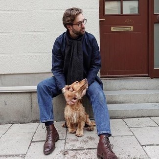 Какие повседневные ботинки носить с темно-синим дождевиком мужчине