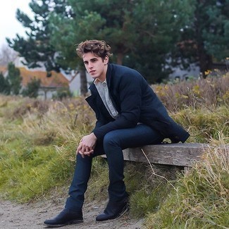 Какие ботинки челси носить с темно-синим дождевиком мужчине