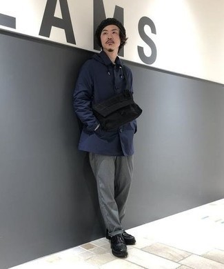 Какие брюки чинос носить с темно-синим дождевиком