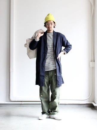 Как носить темно-синий дождевик с темно-зелеными брюками чинос